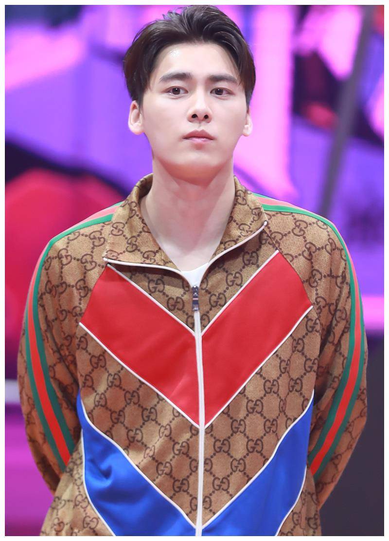 李易峰印花运动装,休闲运动,马天宇的条纹长裤很潮流,帅气阳光_外套