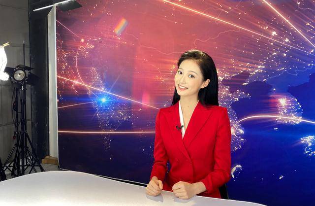 原创最美领诵员冯琳再次登台这次身份有些不一样很给母校长脸