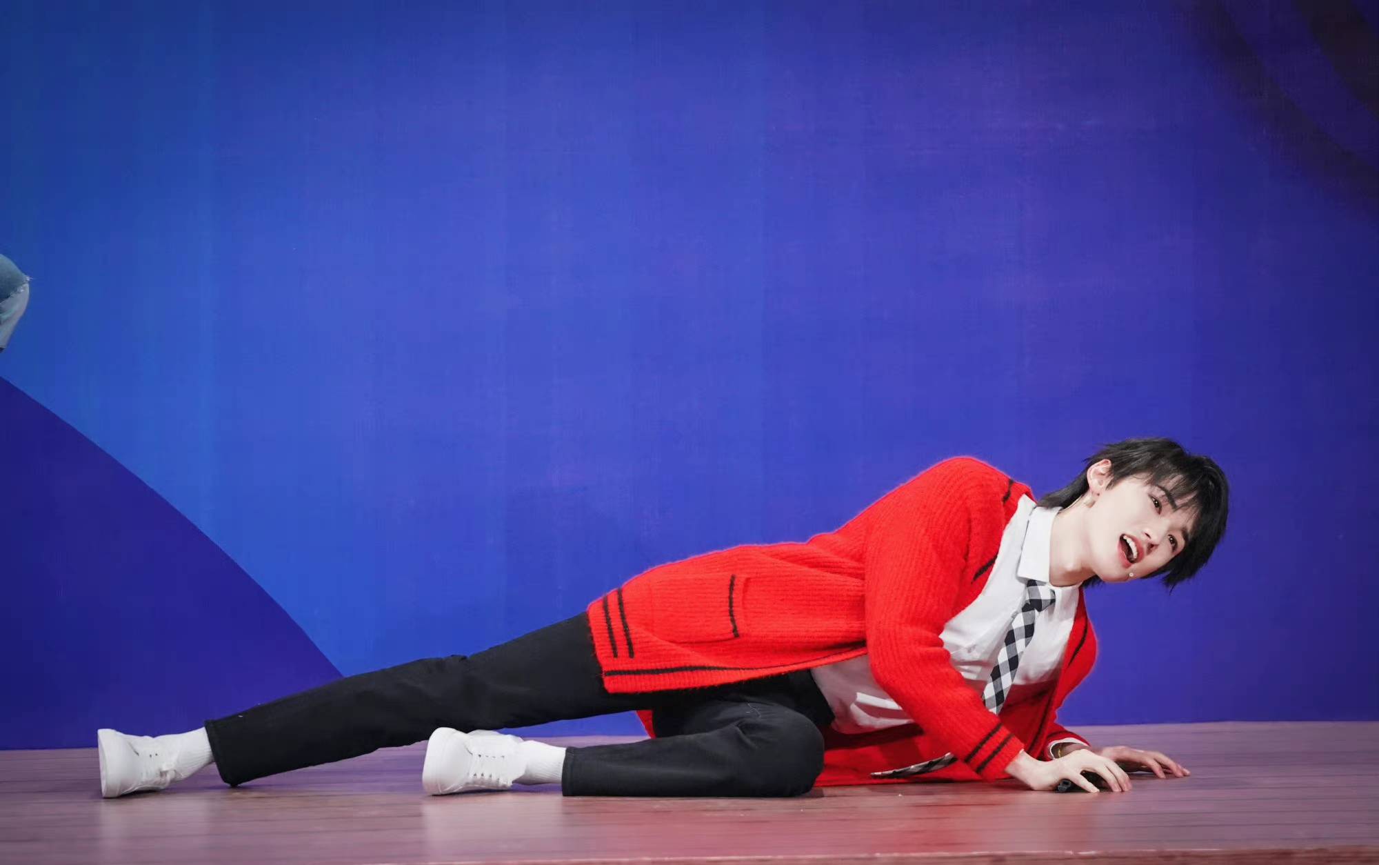 王牌影视新人宋亚轩报道还原2016年造型惊艳出圈