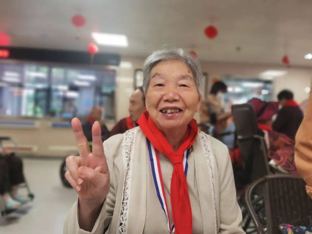 原创81岁医师奶奶一袭白衣的人间天使下