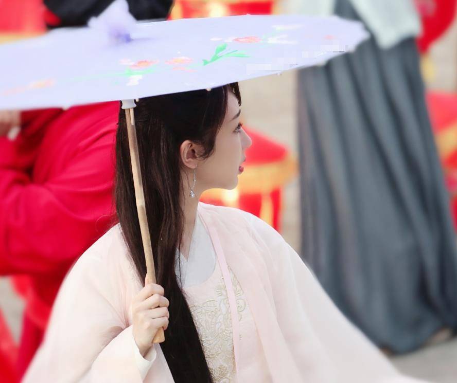 杨紫萌探古装扮相上热搜她的梳子亮了这才是女星的自觉
