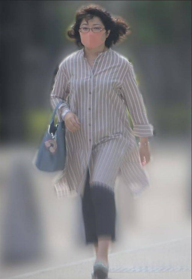 原创山口百惠无惧身材发福穿衬衫配九分裤依然时髦优雅老去也挺美