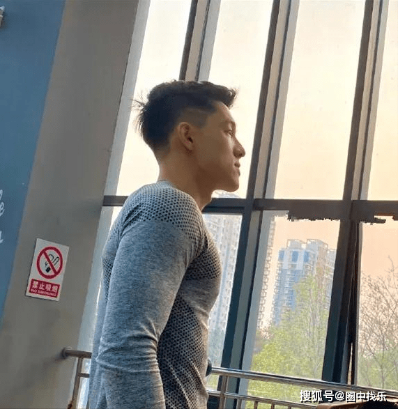 身高192公分,鲜肉脸公狗腰,肌肉身材连张柏芝都夸赞帅_篮球_腹肌_青春