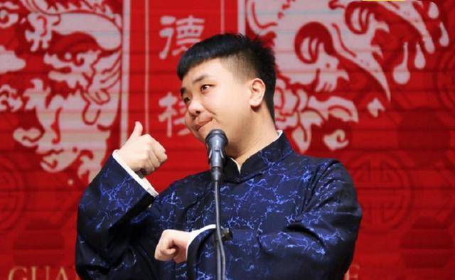 原创德云社朱鹤松被观众的喷嚏打乱了演出的节奏急的耍双节棍发泄