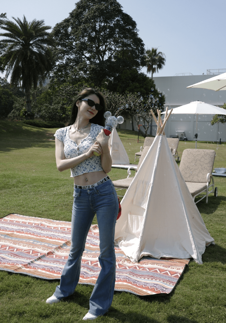 全家福,腰肢纤细肚脐环时尚亮眼,双腿比林峯的还长_女儿_小孩子_老婆