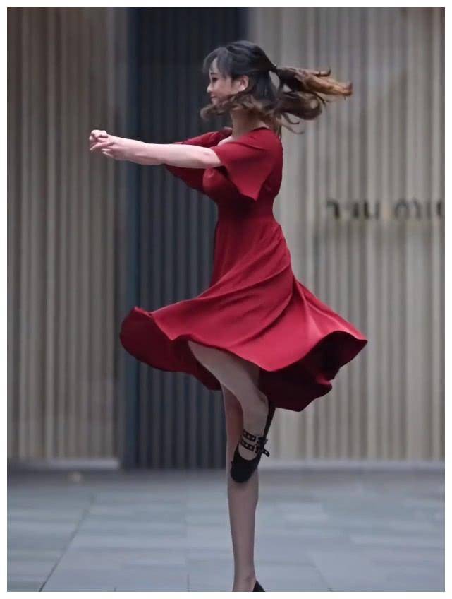 原创本以为姨妈裙low爆了直到看到小姐姐的旋转舞步绝美