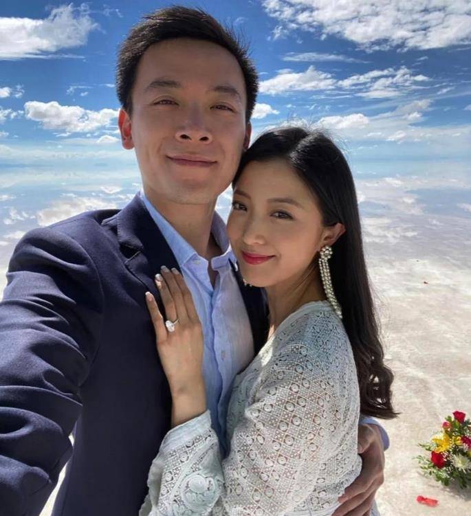 而女方陈可欣即于去年4月与钢琴家孟雨晴(damon)结婚,孟雨晴是个钢琴