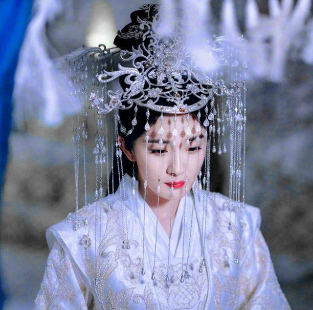 啥都不怕就怕女星穿嫁衣,杨幂的白嫁衣仙气十足,杨紫嫁衣绝美_红色