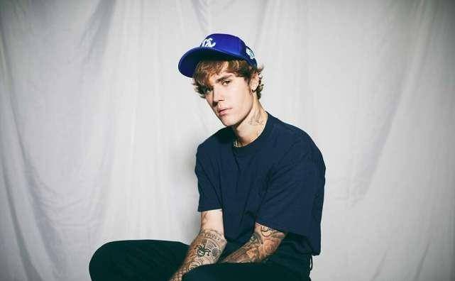 《在槲寄生下》(under the mistletoe)和第二张录音室专辑,比伯发现