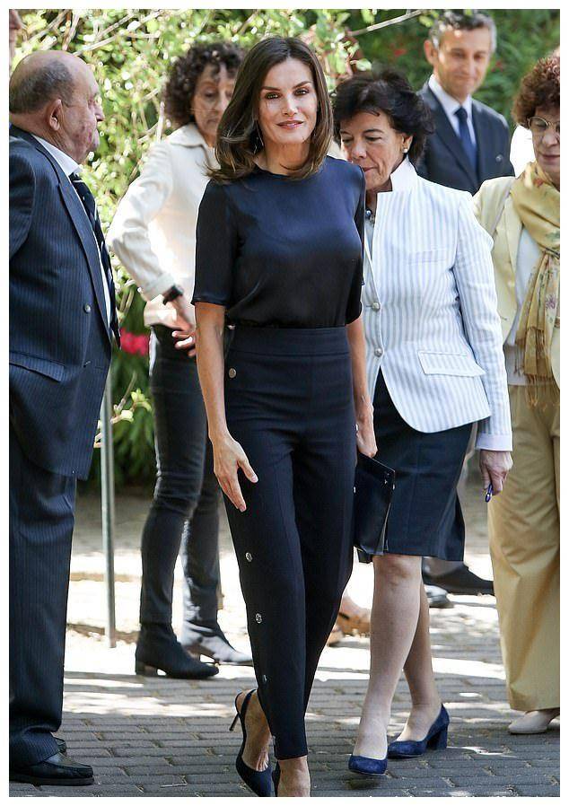 一身深蓝裤装好干练,尽显高贵_齐亚_雷蒂_服装