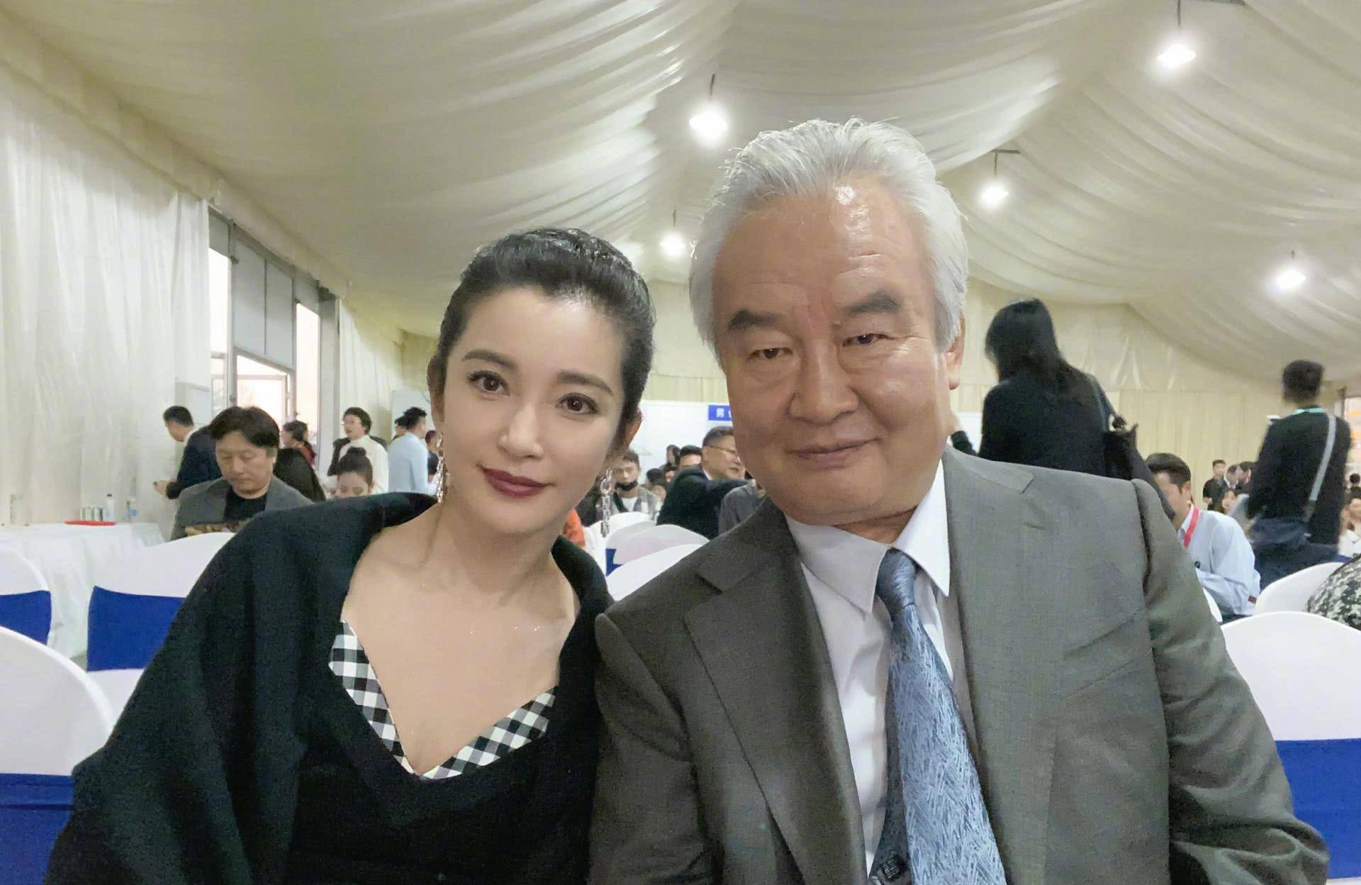 原创47岁李冰冰密约神秘男子聚餐聊到开心处伸手比划热聊不停