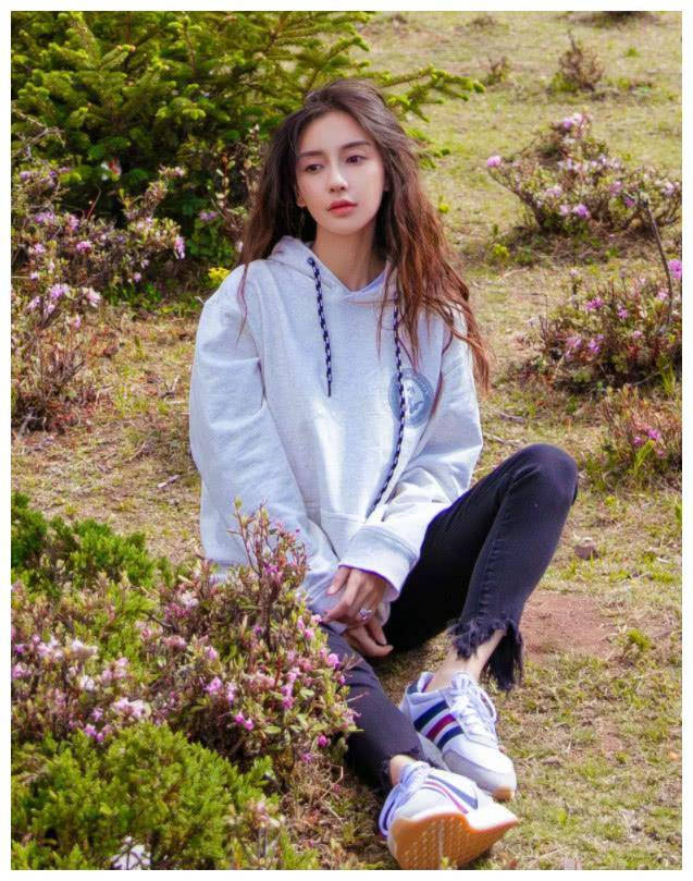 杨颖的短裤太长了,就这样穿成了五分之五的身材,所以穿着腿脚尖的运动