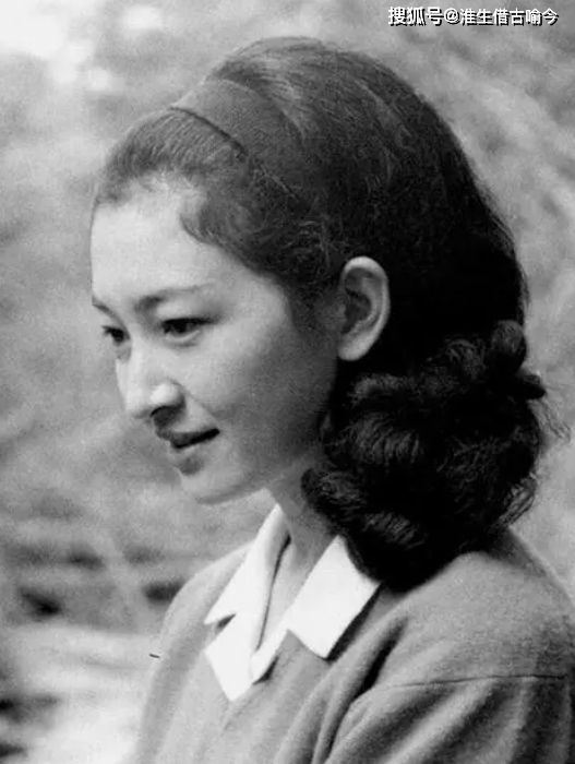 原创1964年美智子向诗丽吉行屈膝礼一个清水芙蓉另一个王冠闪耀