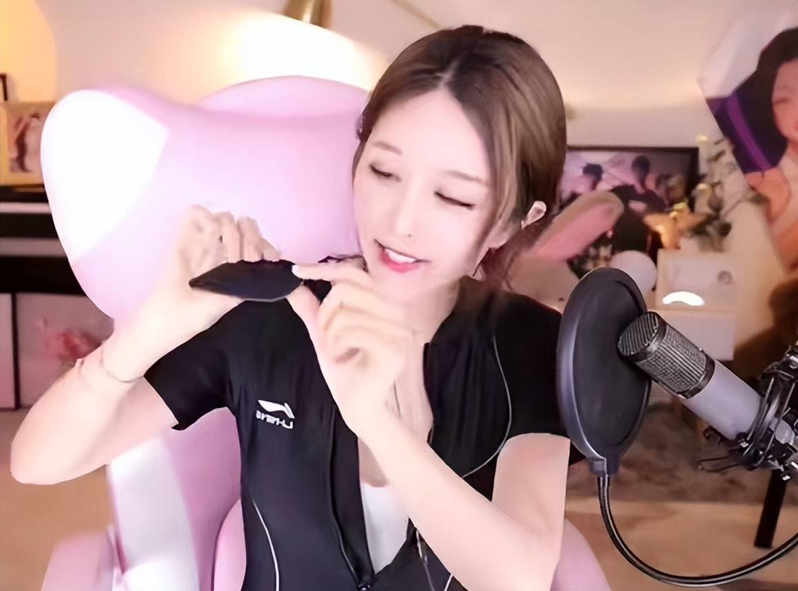 原创林七七搞笑女实锤了穿紧身泳衣被质疑小当场拉开拉链自证