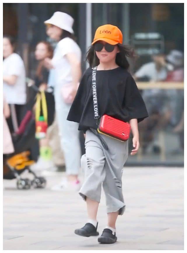 原创小孩十岁没有却潮到逆天地包鞋搭小白袜台步丝毫不输