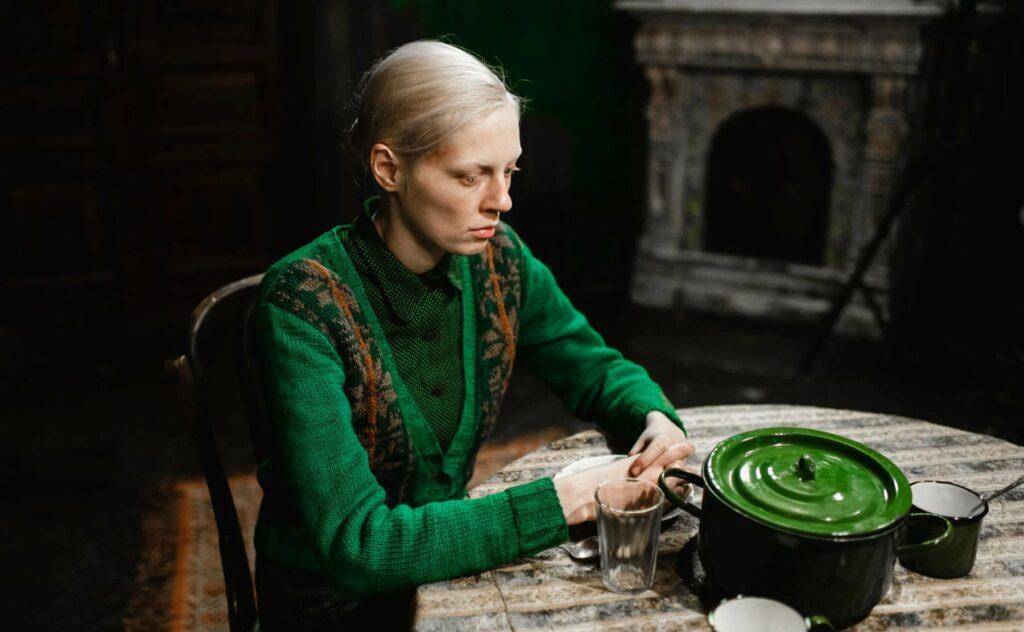 pole)不仅是指体态,也指她们重新学习生活时的笨拙_战争_电影_女性