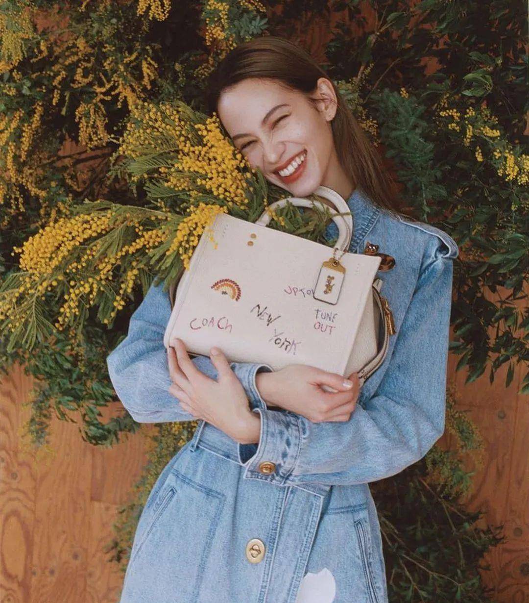 原创权志龙新旧女友同时秀出衣服照网友说jennie比水原好看但水原比她