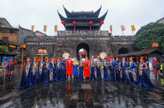 網絡紅人唐藝:五一親臨吉首景區進行實地現場直播_乾州_古城_活力