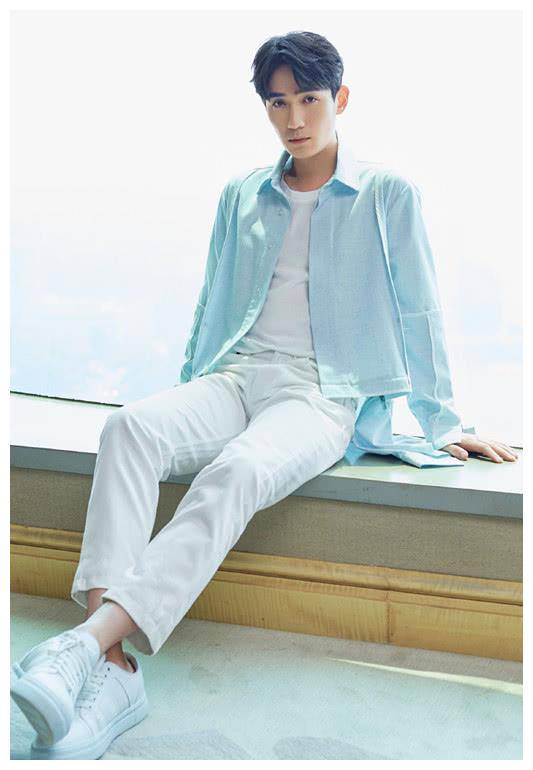 朱一龙真的很协调,脚穿白色的鞋.