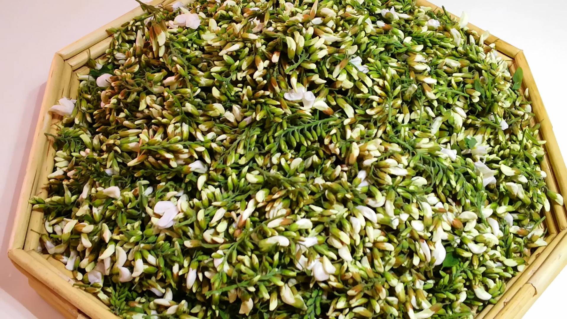 对身体十分有益,而含苞待开的槐花俗称"槐米",是一种