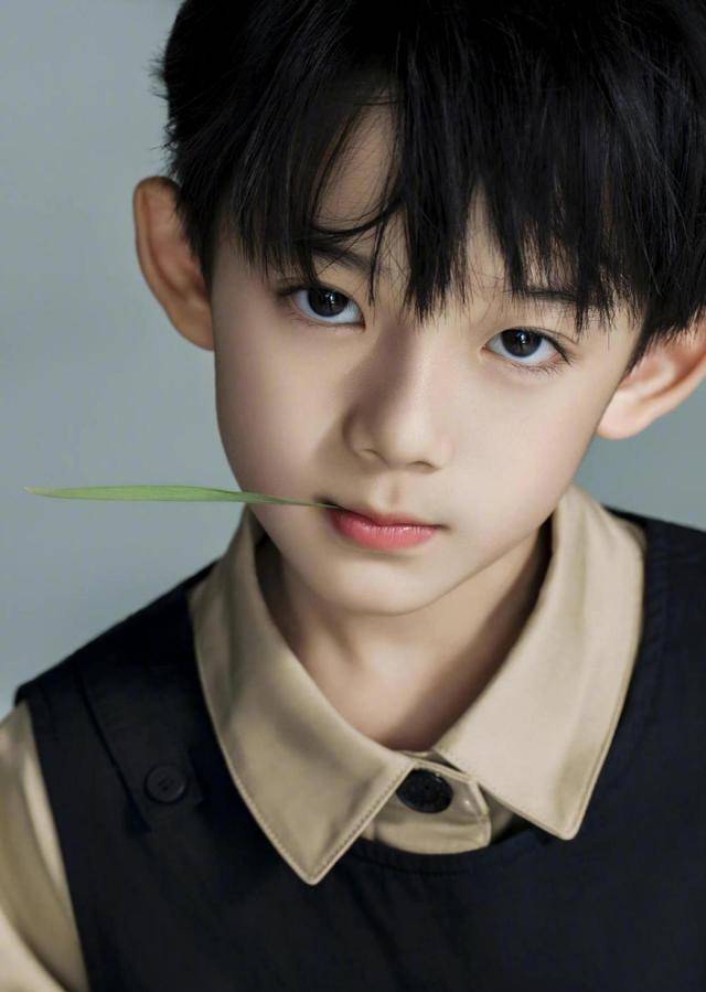 于正签约8岁童星,颜值太高,网友:这么小就变成赚钱工具了!