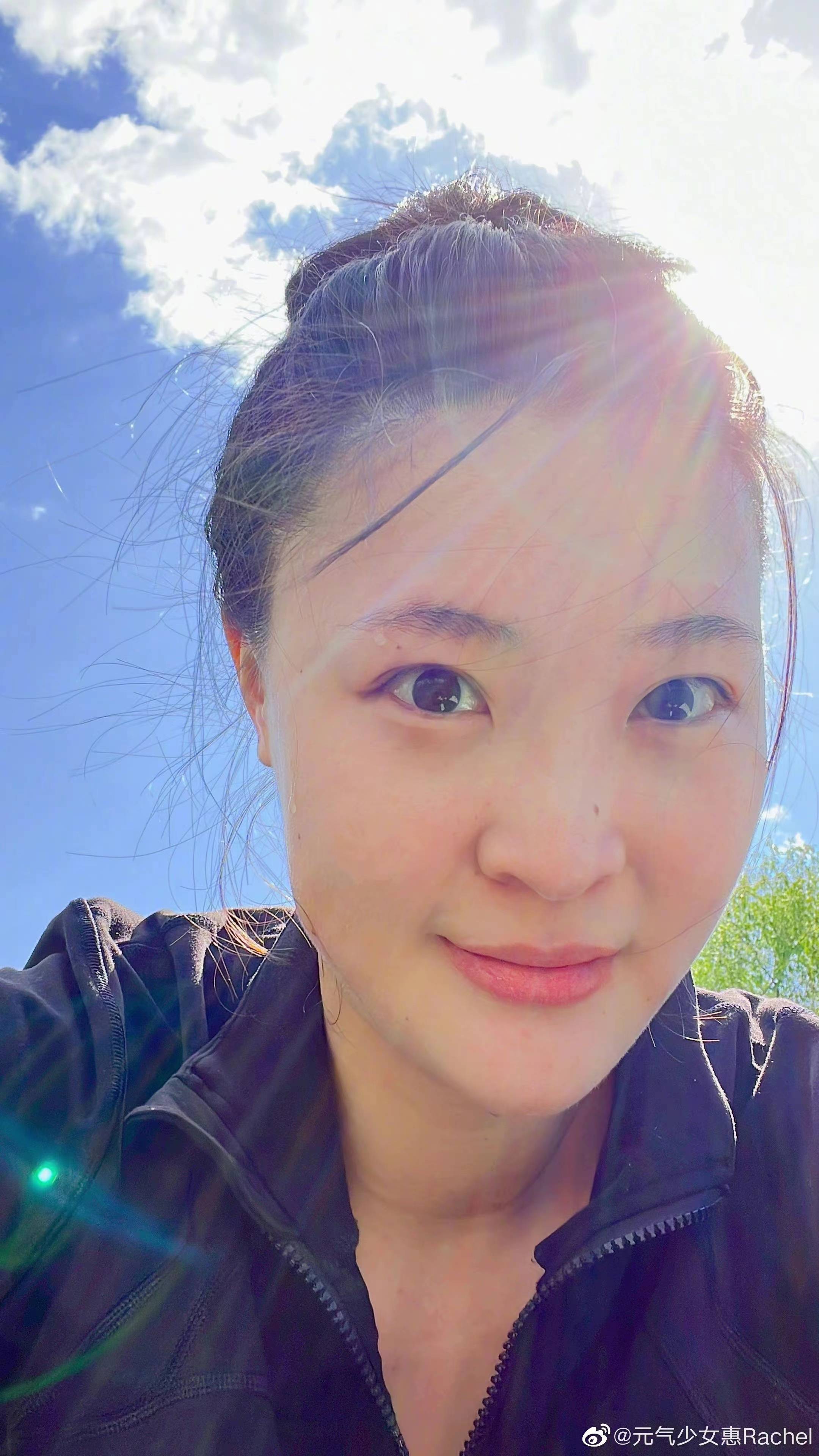 原创惠若琪晒1家3口全家福女排女神结婚4周年手捧鲜花素颜也很美