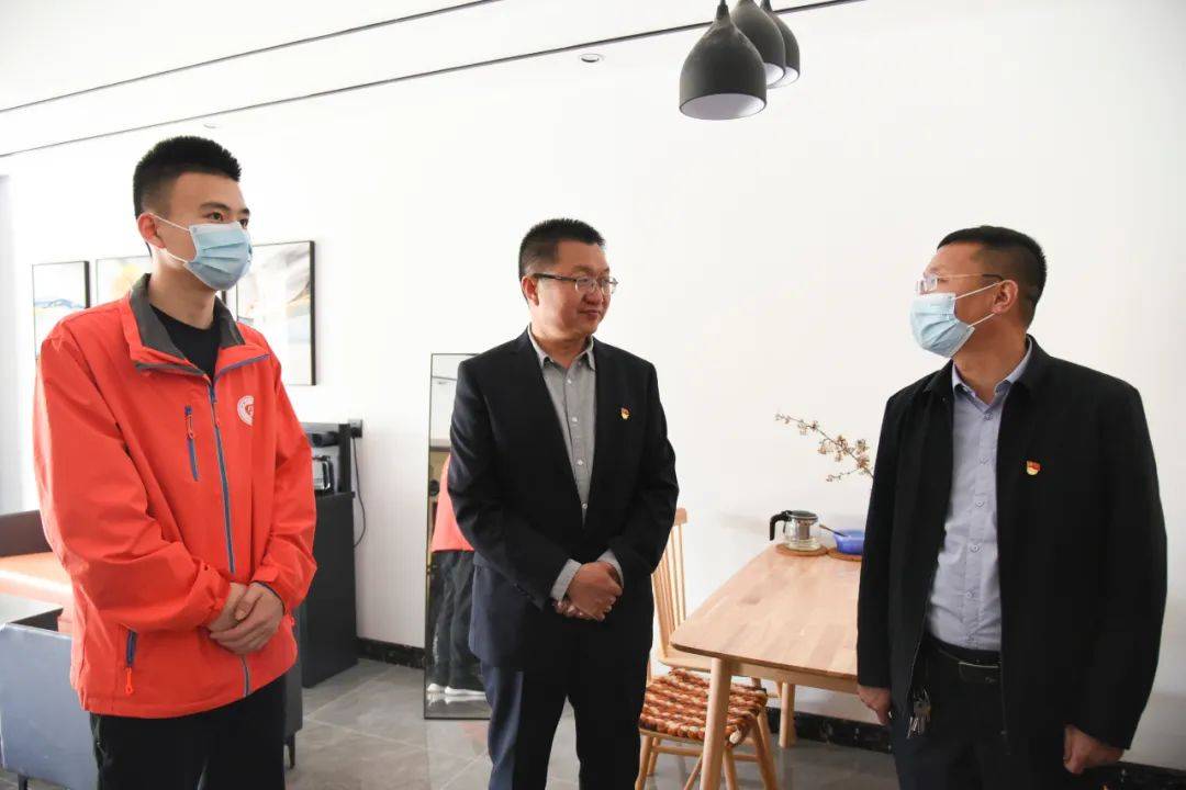 石楼:宋小泉慰问支教团成员