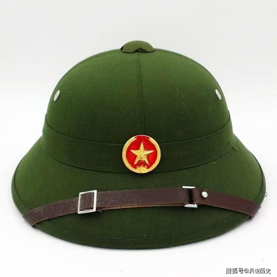 战士捡起越军凉盔戴在头上,战友误作敌人,险些开枪射杀