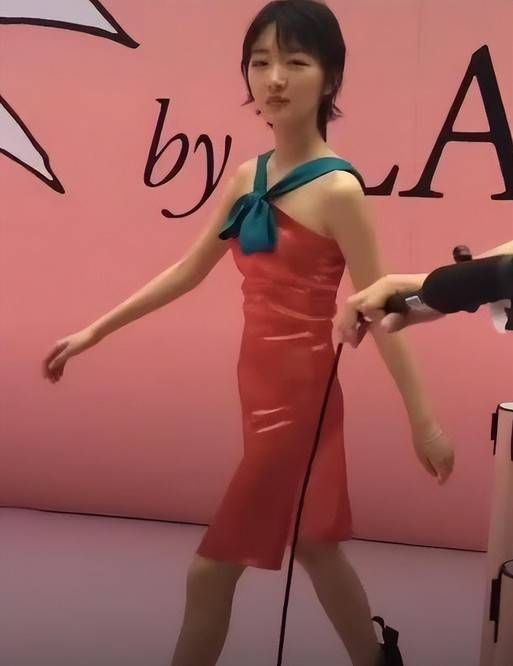 平胸矮个虎背熊腰女星暴露缺陷红毯造型既雷人又心酸