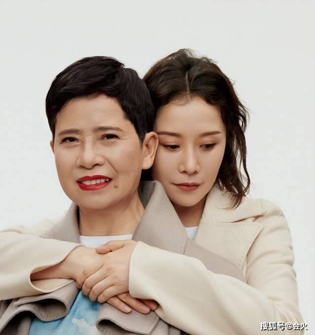 45岁海清携母亲同拍杂志！背后拥抱太亲密，穿深V镂空上衣秀锁骨