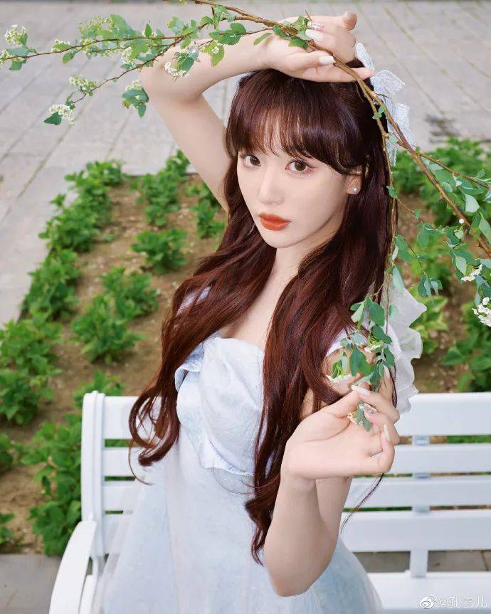 原创孔雪儿白色纱裙大秀娇嫩香肩雪肤玉貌太甜美动人