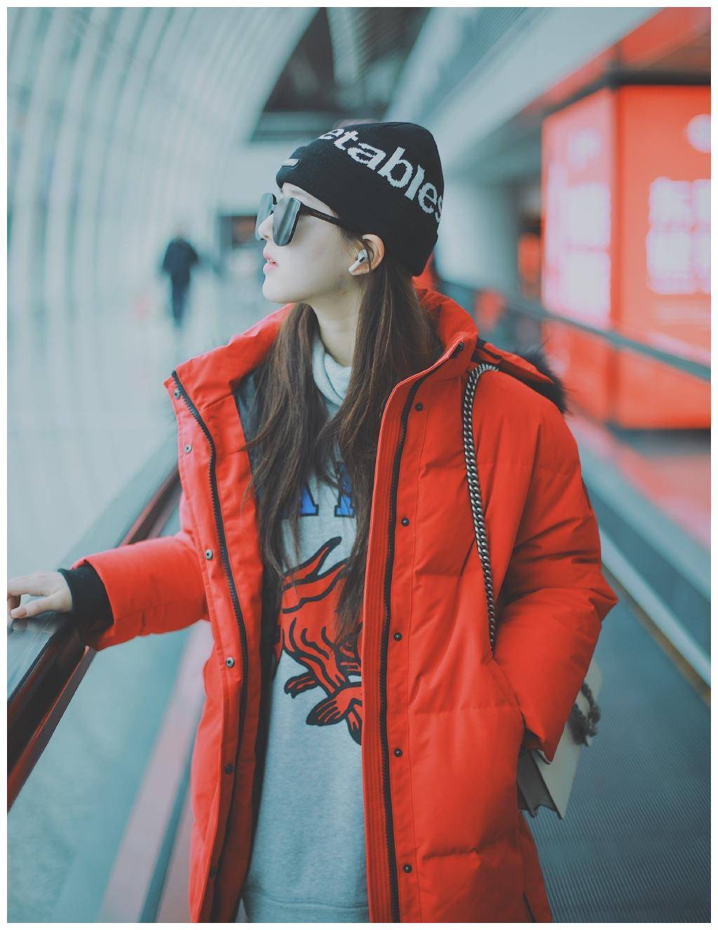 女明星要风度不要温度,赵露思光腿穿羽绒服,鞠婧祎毛线帽配短裙