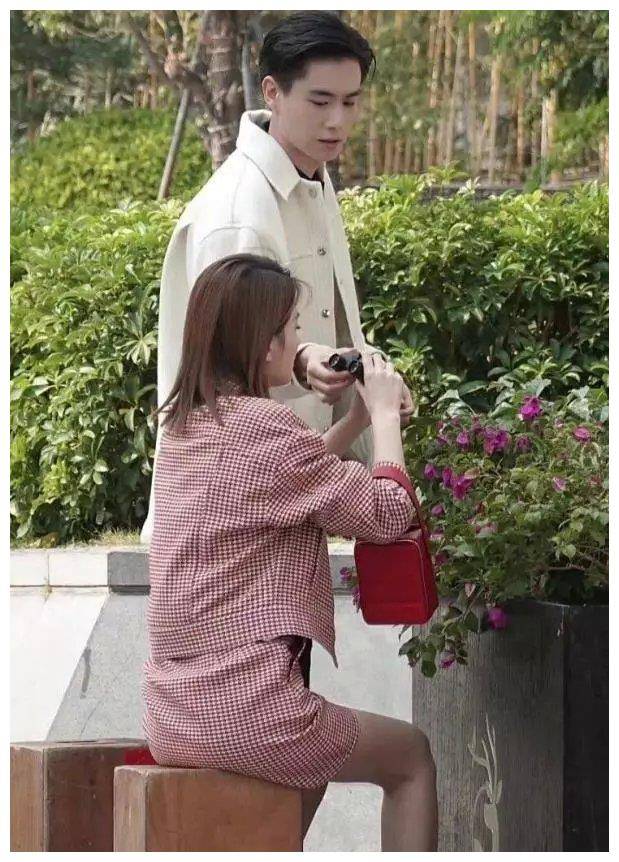 原创乔欣胡一天新剧路透谁注意到她的格纹裙弯腰那一刻巨撩