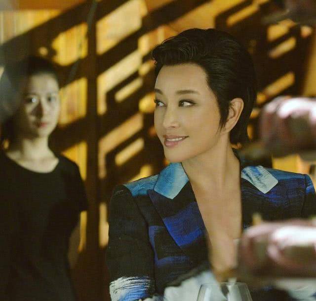 原创64岁刘晓庆花样多剪短发梳成背头霸气十足配西装太man了