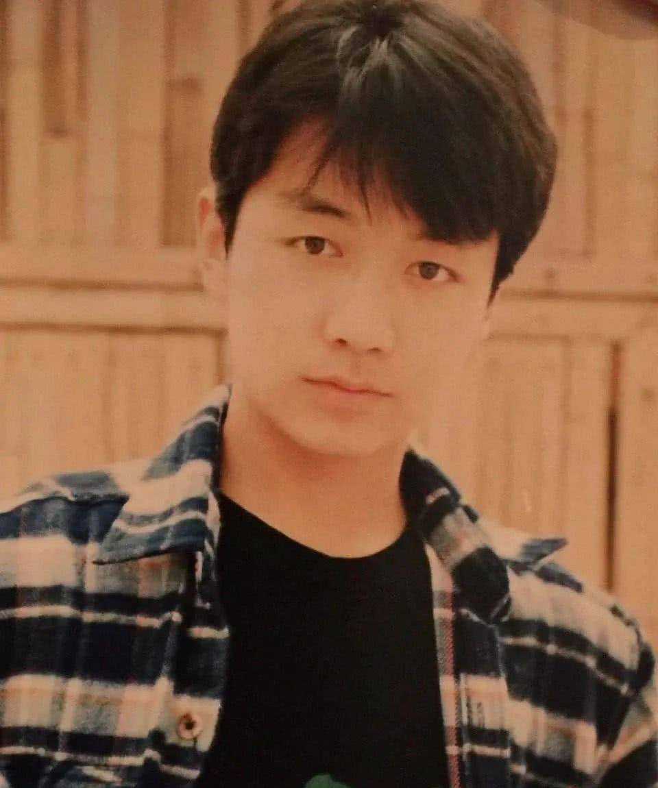 另外再来看看他年轻时候的照片,真的是帅哥一枚啊.