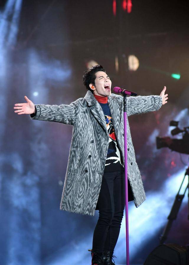 "雨神"萧敬腾的西装为什么如此"惹火"?请让路!