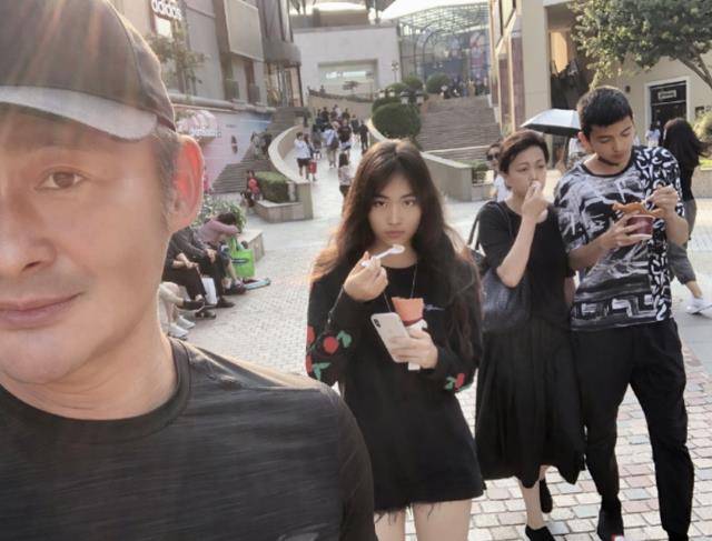 景岗山儿子考上中戏,颜值超高好似混血儿,网友们却建议他改名_景天一