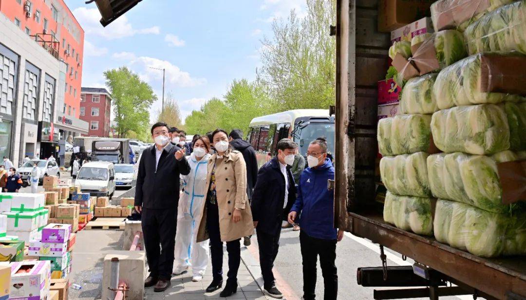 5月1日,朱光明先後到歐亞車百,永輝超市等我區多個重點商超詳細瞭解各