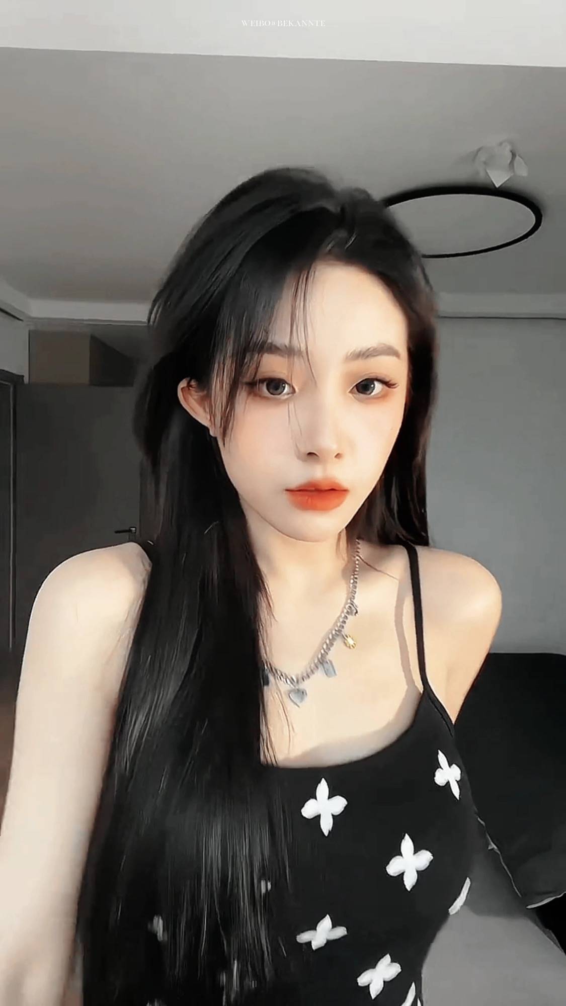 喻言搜狐大楼录制上班街拍图长发飘飘黑底白花包臀裙身材绝赞性感霸气