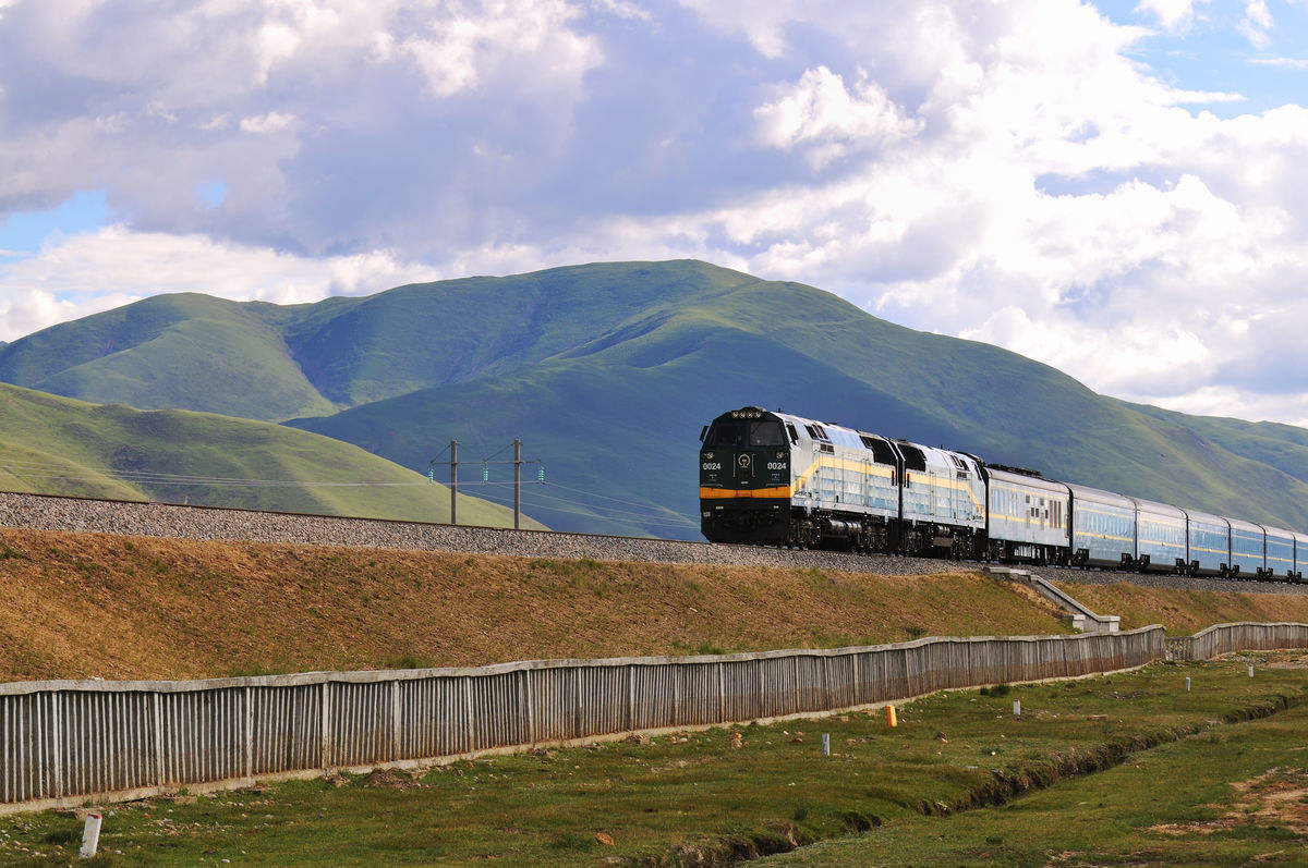 中国高铁领先世界,为什么青藏铁路的火车头,却要从美国进口?