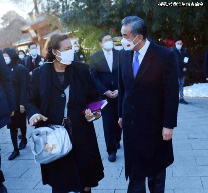 为了不让后宫干政,将监国大权交付给了诗琳通