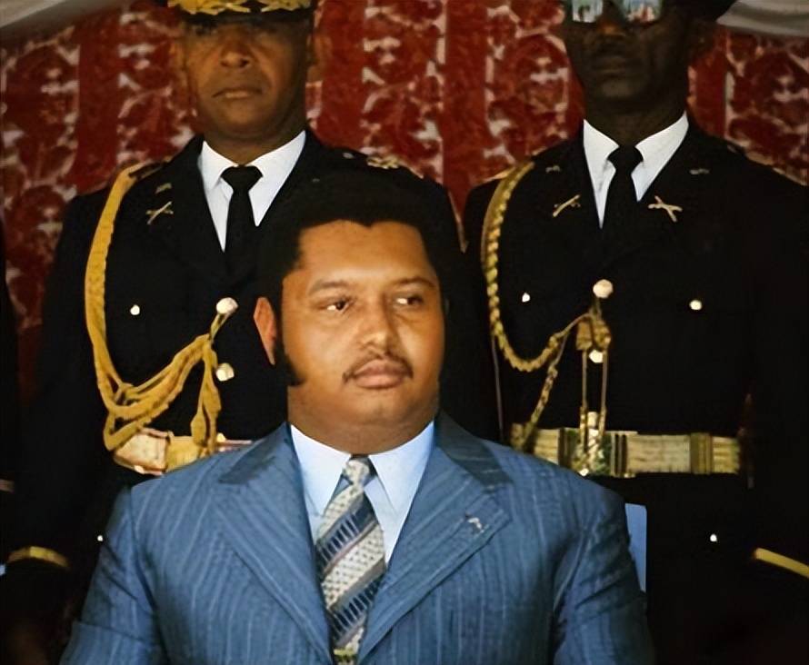 顶级昏君杜瓦利埃:拿捏美国软肋,自己拉美首富,百姓却穷到吃土_海地