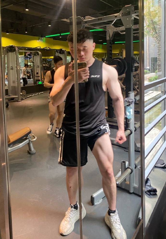 厦门大学肌肉学霸自然卷是天生的好身材是健身撸铁打造出来的