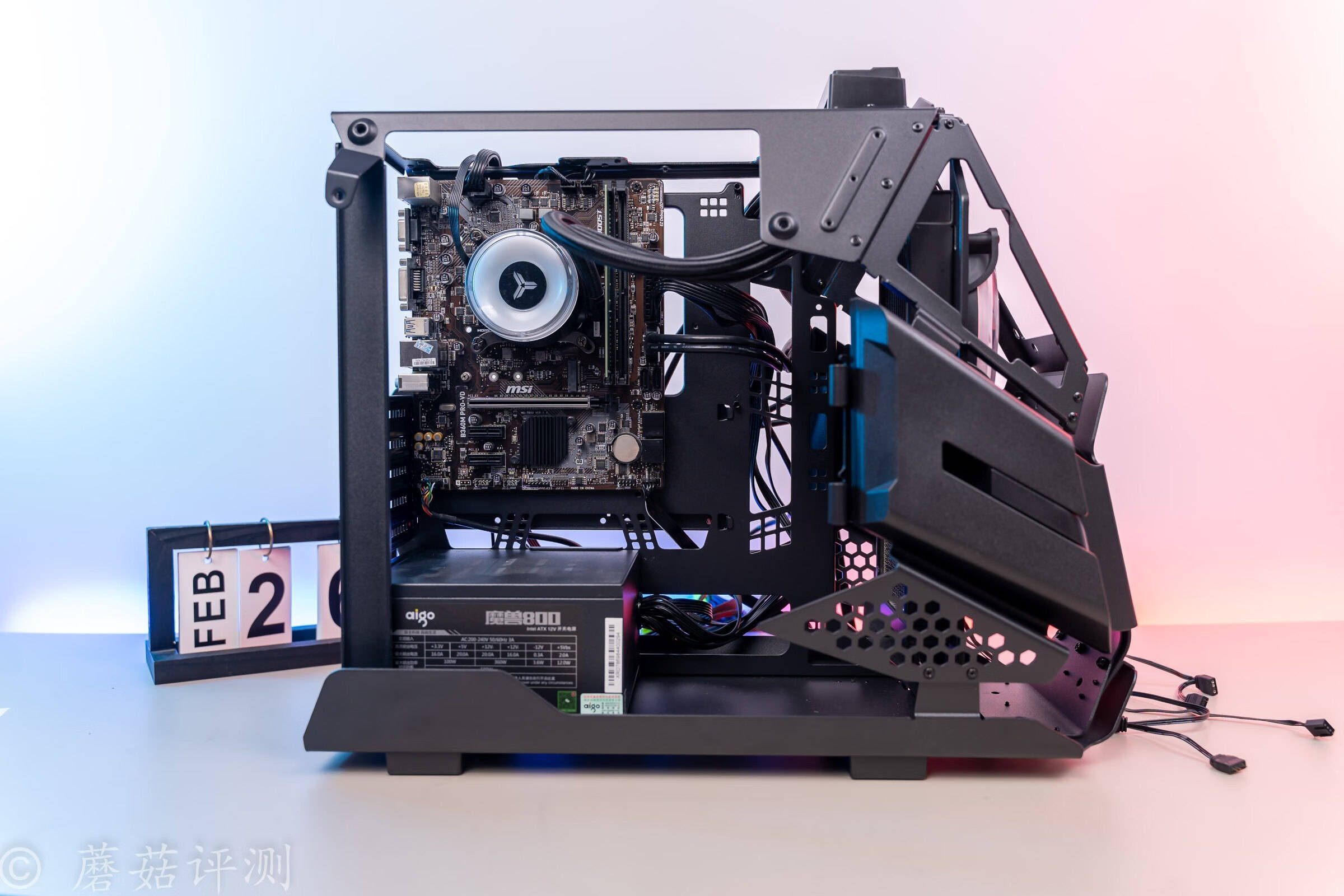 原创电脑主机也可以玩姿态异型主机搭配三台显示器的电竞房搭建