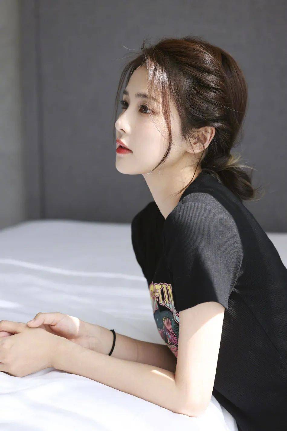 白鹿身穿吊带衫大秀白皙香肩太美了!雪肤玉貌明艳动人_穿着_美女_明亮