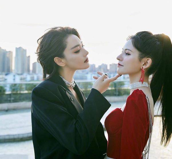 原创张馨予和小四岁张予曦同台一个酷帅一个甜酷分不出谁最美了