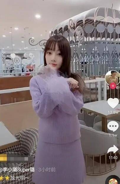 虽然,这一次甜馨并没有和妈妈一起亮相,小璐自己一