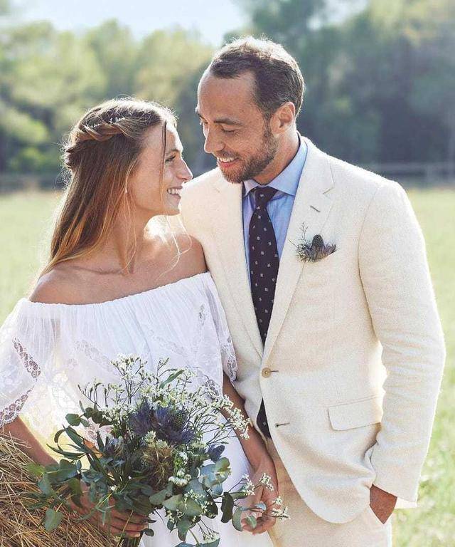 卡罗尔借儿媳41年前礼裙,皮帕人群中为弟欢呼_花童_詹姆斯_alizee