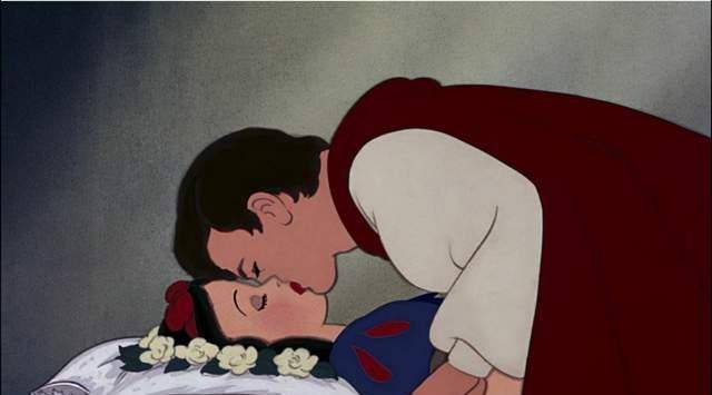 多对情侣迪士尼流水线式接吻拍照 迪士尼烟火下的亲吻烟花秀接吻意义