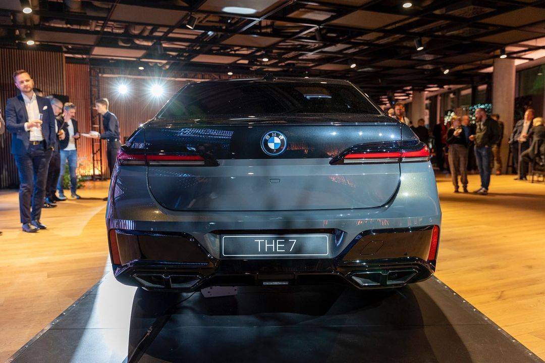 车长54米2023版宝马7系配置曝光气势磅礴豪华感不输奔驰s级